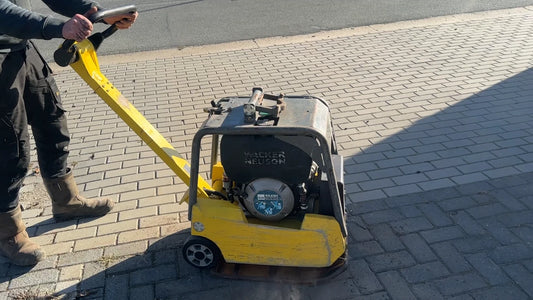 Wacker DPU 3050 mit E-Start Rüttelplatte