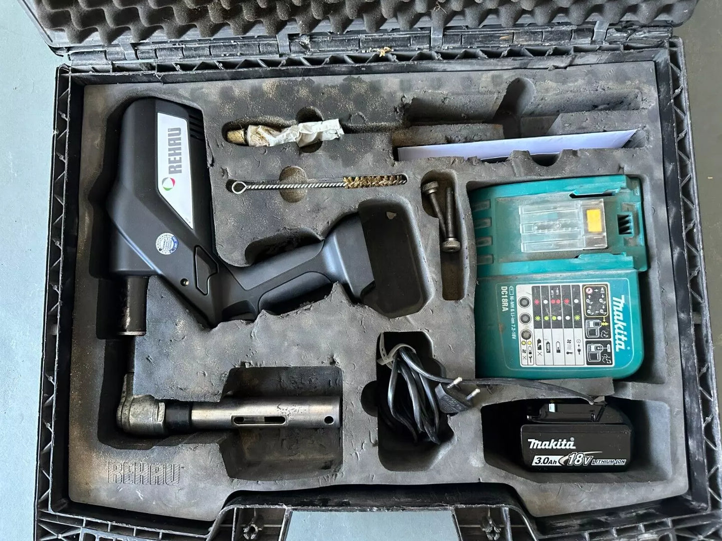 Rehau A3 Presszange Presse Pressmaschine Akku-Schiebehülsengerät Neue Wartung