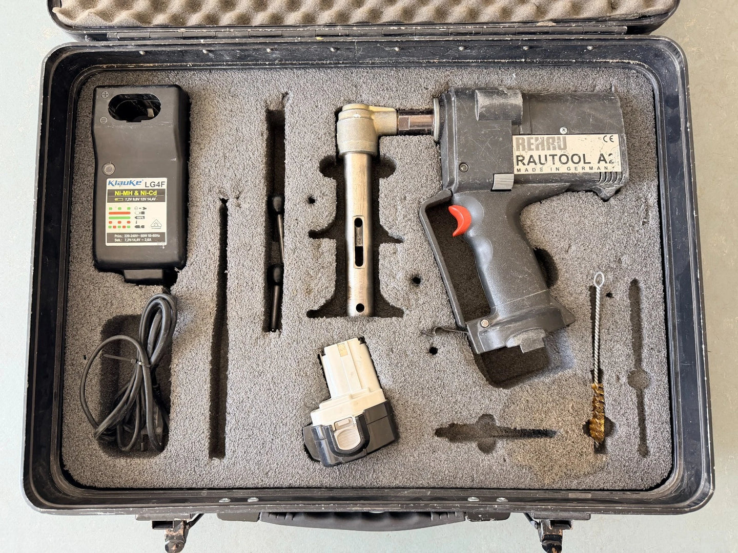 Rehau A2 Presszange Presse Pressmaschine Akku-Schiebehülsengerät