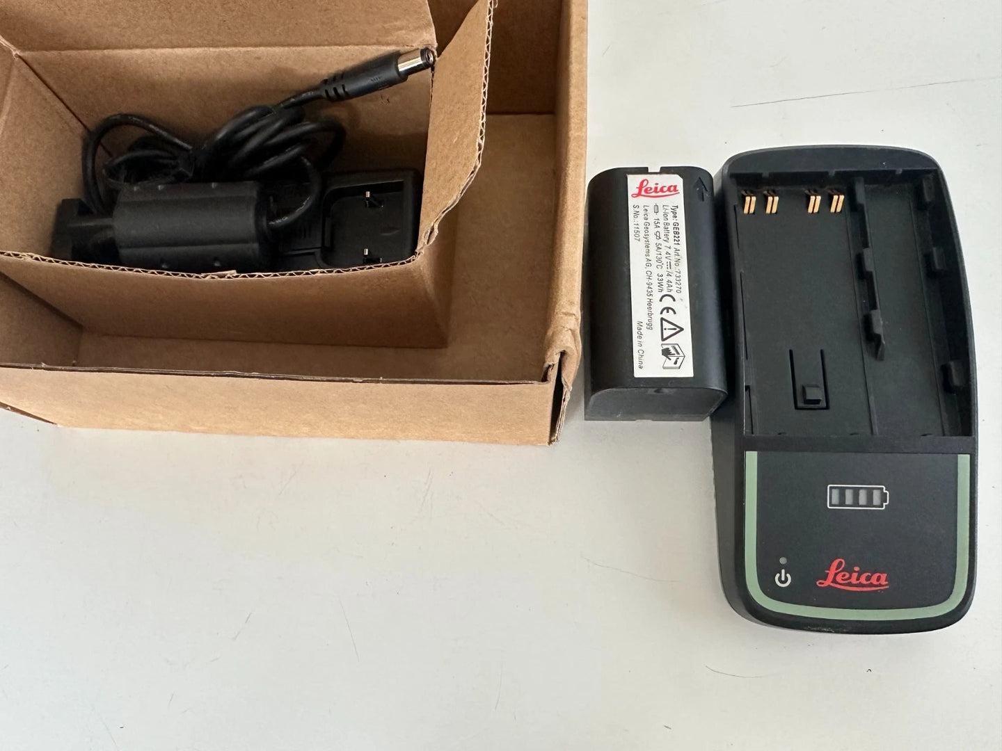 Leica Ladegerät GKL 311 mit Leica Akku GEB 211