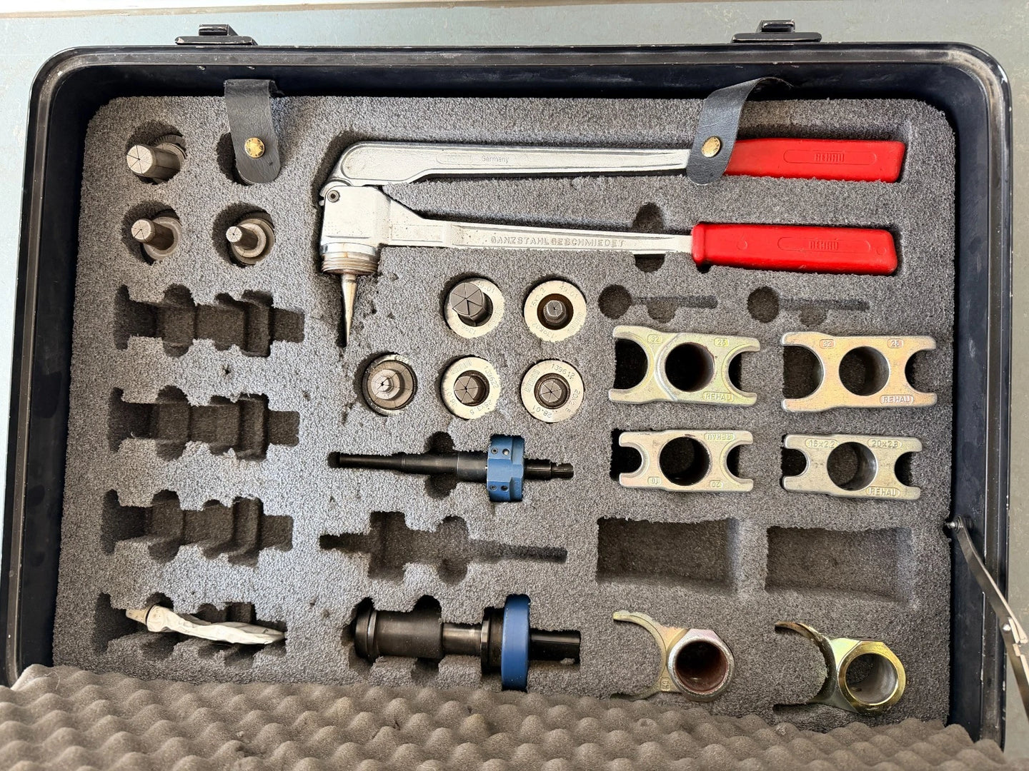 Rehau A2 Presszange Presse Pressmaschine Akku-Schiebehülsengerät