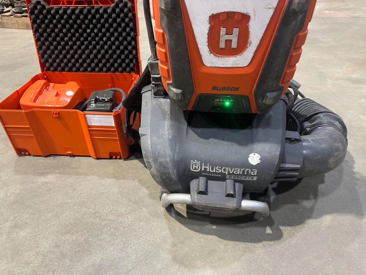 Husqvarna BLi950 31,1Ah Ladegerät / QC 500 Husqvarna BliX mit 550iBTX