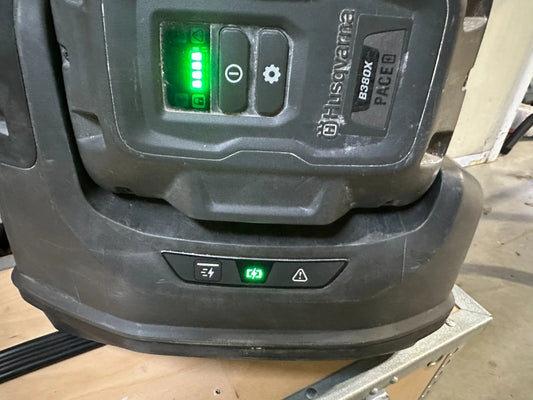 Husqvarna 1x B380X /4,0Ah/374,4Wh 1x Ladegerät Husqvarna C900X/ Husqvarna BOX
