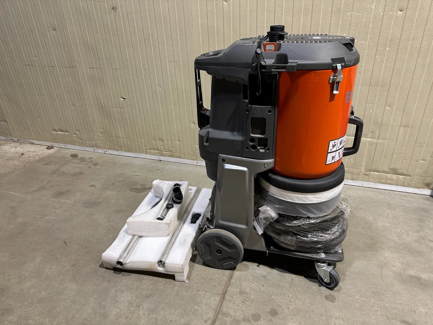 Husqvarna DE 110 I Akku Staubabsauger H-Klasse Ohne Akkus und Ladegerät